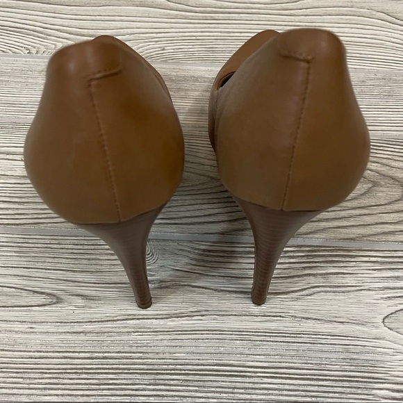 Liz & Co Tan Pumps - Picture 3 of 8